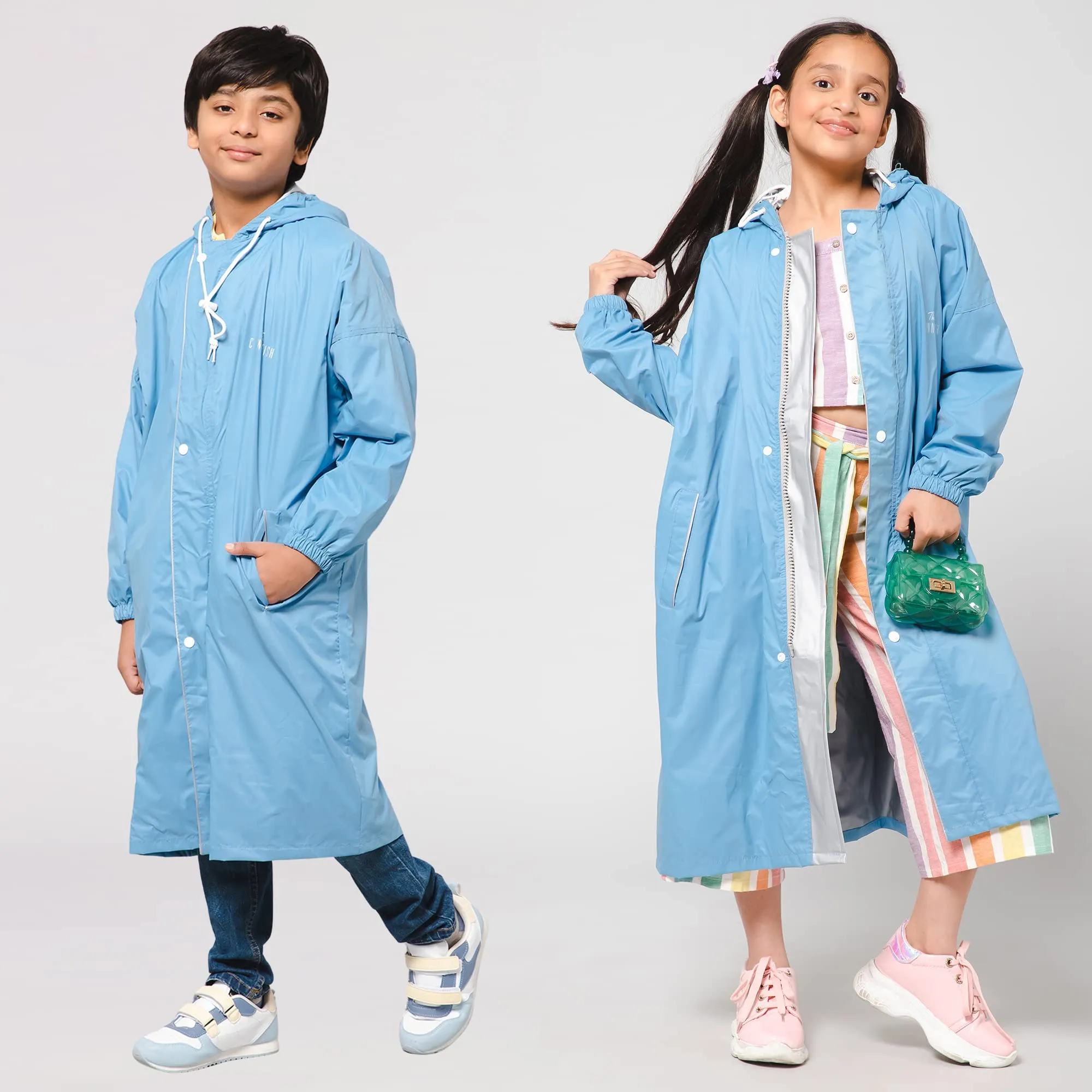 THE CLOWNFISH Cloud Chaser Series Kids Raincoat Waterproof Polyester Double Coating Reversible Longcoat with Hood and Reflector Logo at Back. Printed Plastic Pouch. Kid Age-11-12 years (Skyblue)