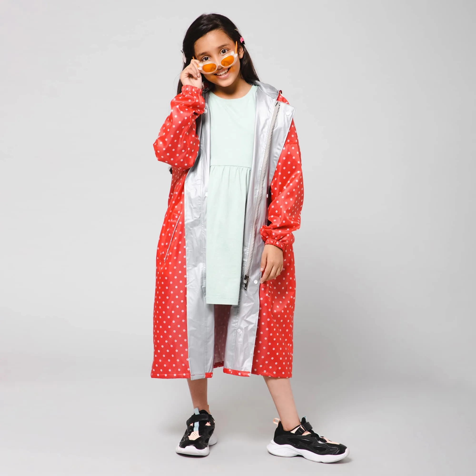 THE CLOWNFISH Drizzle Dot Series Kids Raincoat Waterproof Polyester Double Coating Reversible Longcoat with Hood and Reflector Logo at Back. Printed Plastic Pouch. Kid Age-5-6 years (Strawberry Red)