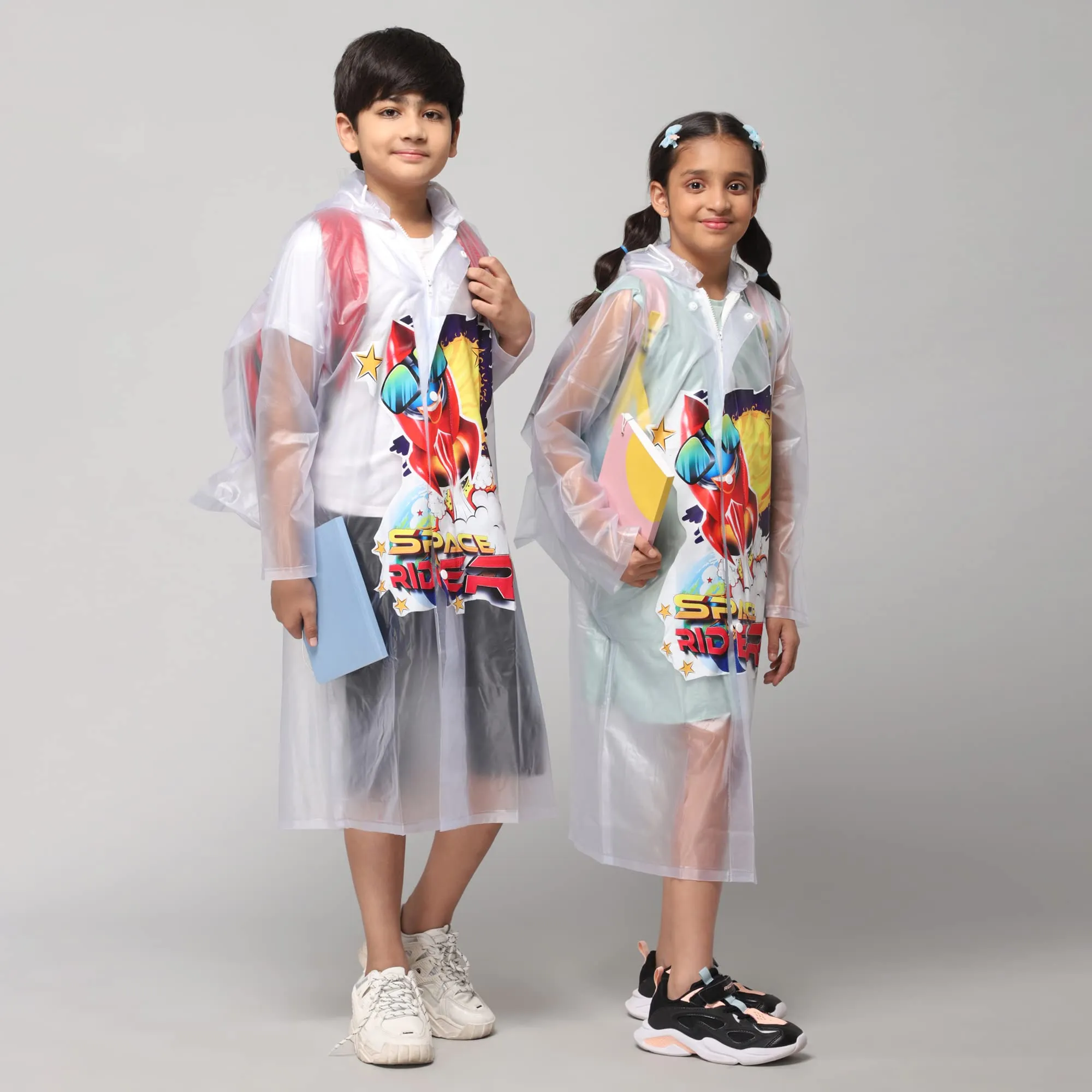 THE CLOWNFISH Toon Caper Series Kids Waterproof PVC Longcoat with Adjustable Hood & Extra Space for Backpack/Schoolbag Holding. Printed Plastic Pouch. Kid Age-3-4 years (Link White-Transparent)