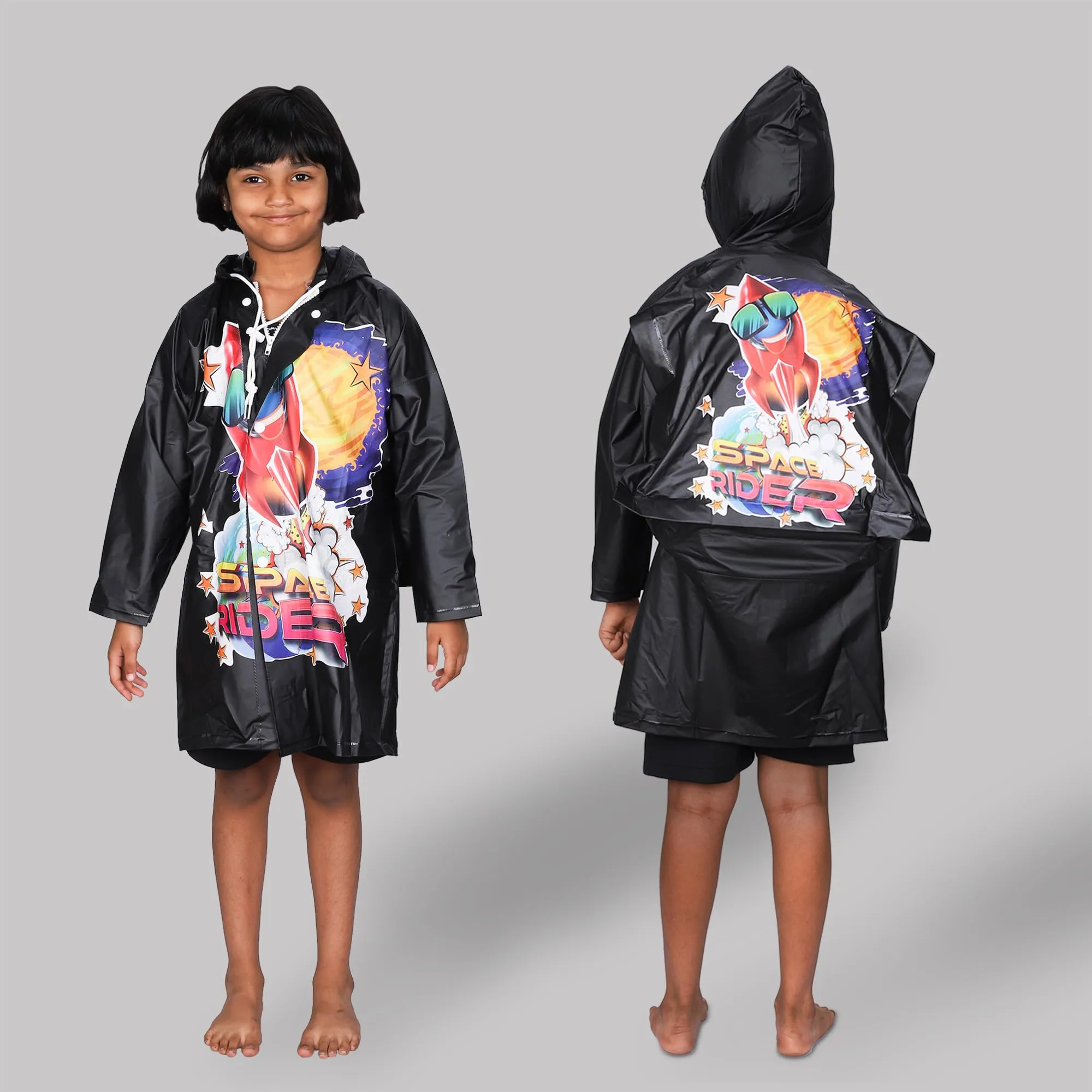 THE CLOWNFISH Toon Caper Series Kids Waterproof PVC Longcoat with Adjustable Hood & Extra Space for Backpack/Schoolbag Holding. Printed Plastic Pouch. Kid Age-4-5 years (Black)