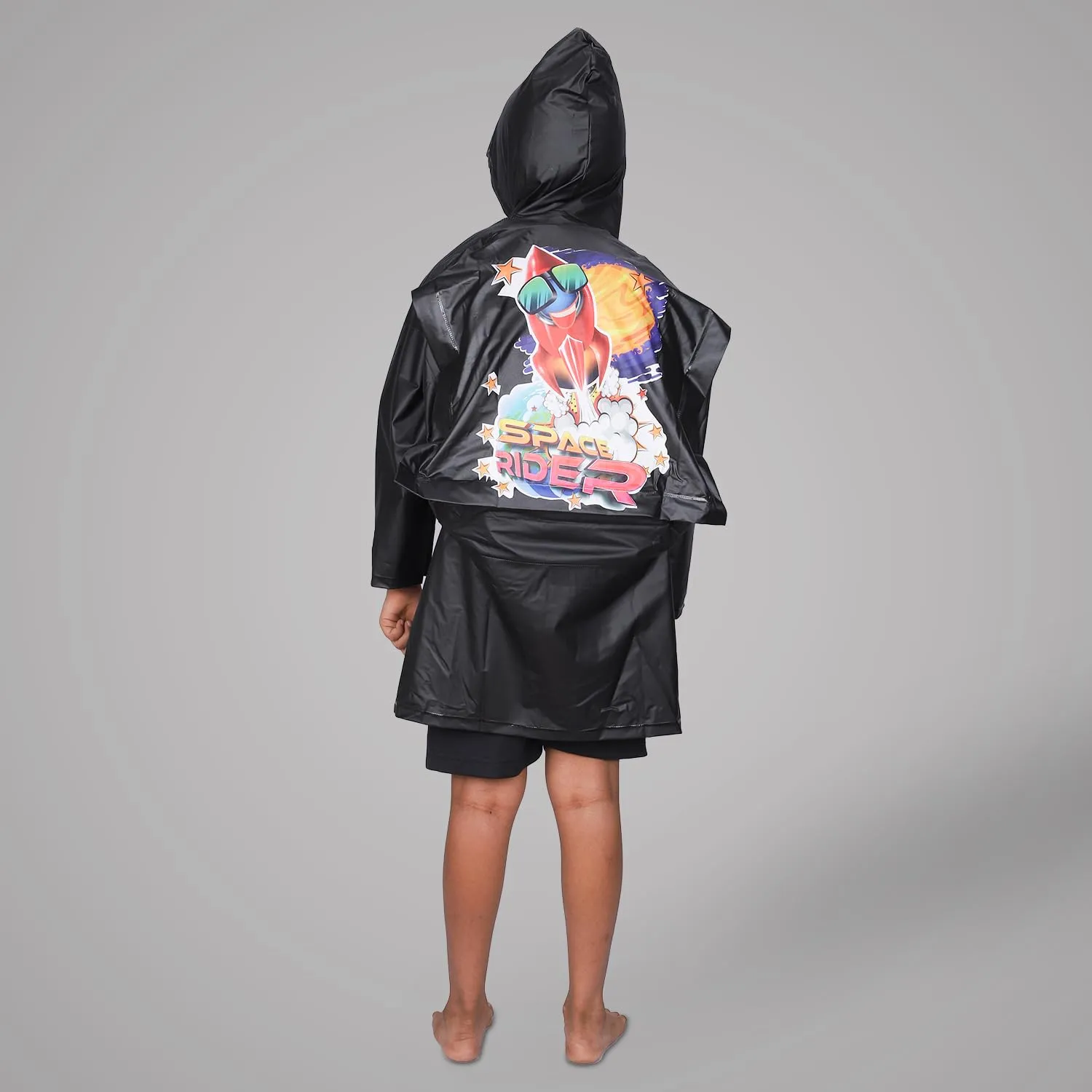 THE CLOWNFISH Toon Caper Series Kids Waterproof PVC Longcoat with Adjustable Hood & Extra Space for Backpack/Schoolbag Holding. Printed Plastic Pouch. Kid Age-4-5 years (Black)